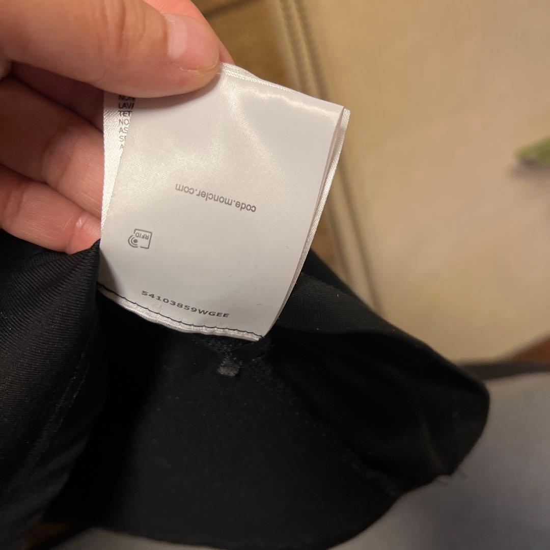 MONCLER 黒 Tシャツ ラバーロゴ付き