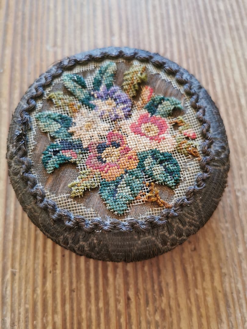 アンティーク 金属スレッド＆ニードルポイントワーク 針山型 木製ディスプレイ台