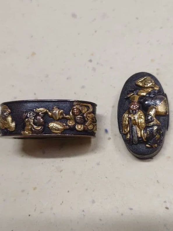 縁頭、赤銅魚子地に七福神図