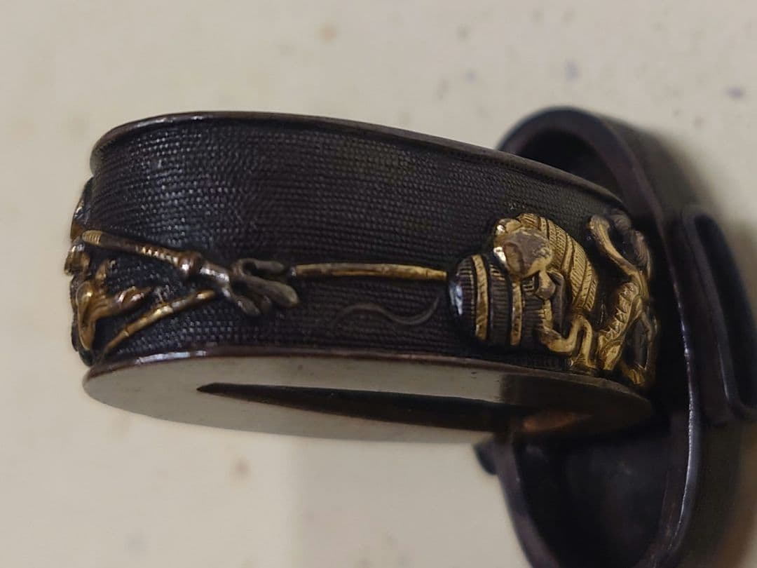 縁頭、赤銅魚子地に七福神図