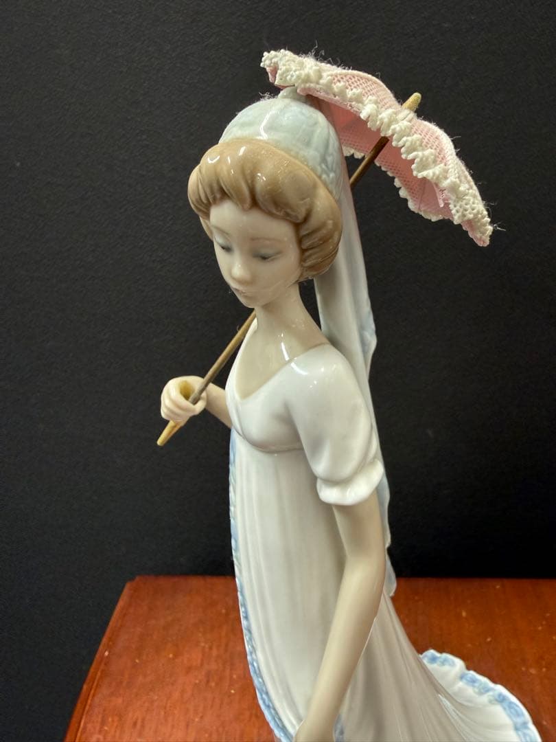 リヤドロ フィギュリン 傘を持つ女性 展示保管品