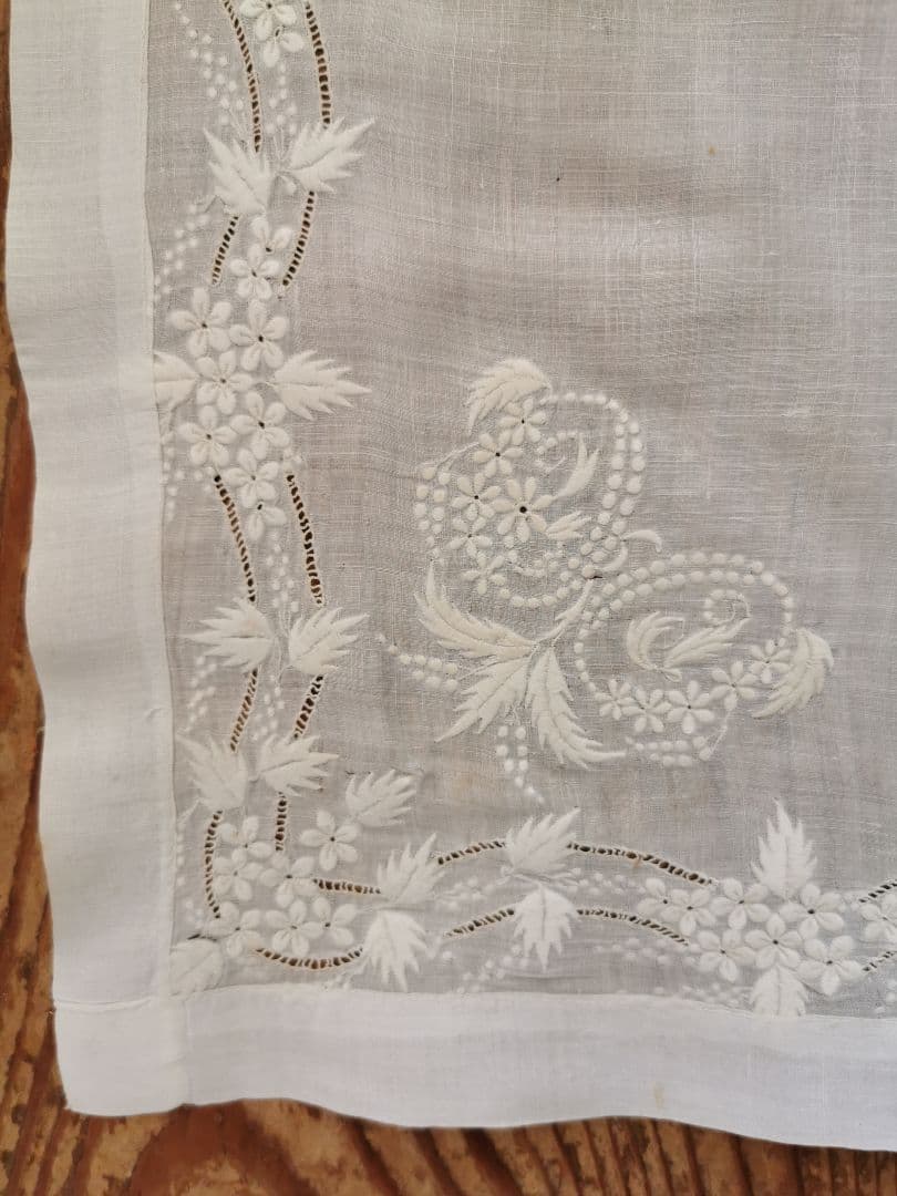 アンティーク 小花と実と葉の精緻なエンブロイダリー マリアージュハンカチーフ