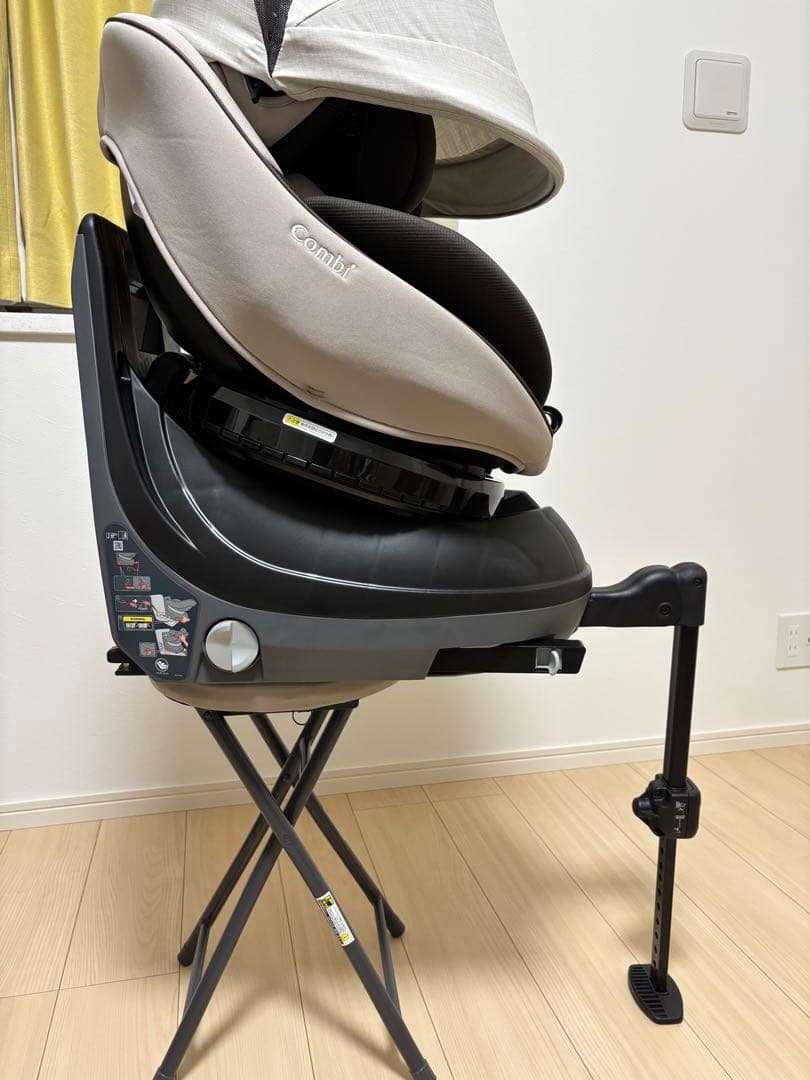 Combi 回転式チャイルドシート ベージュ/ブラック