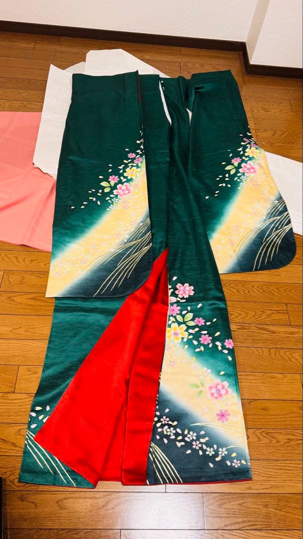 振袖（緑）、袴、（茶色）、帯（黒金）、フェザーショール（白、ピンク）その他。