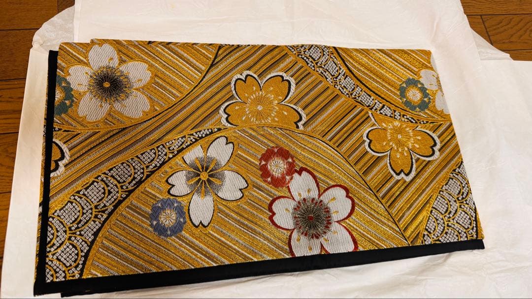 振袖（緑）、袴、（茶色）、帯（黒金）、フェザーショール（白、ピンク）その他。