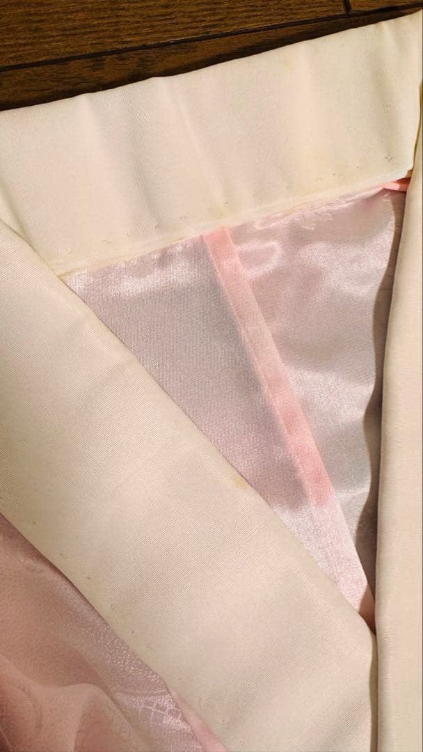 振袖（緑）、袴、（茶色）、帯（黒金）、フェザーショール（白、ピンク）その他。