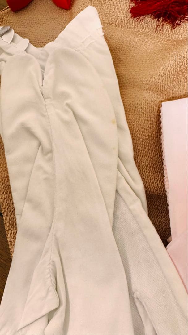 振袖（緑）、袴、（茶色）、帯（黒金）、フェザーショール（白、ピンク）その他。