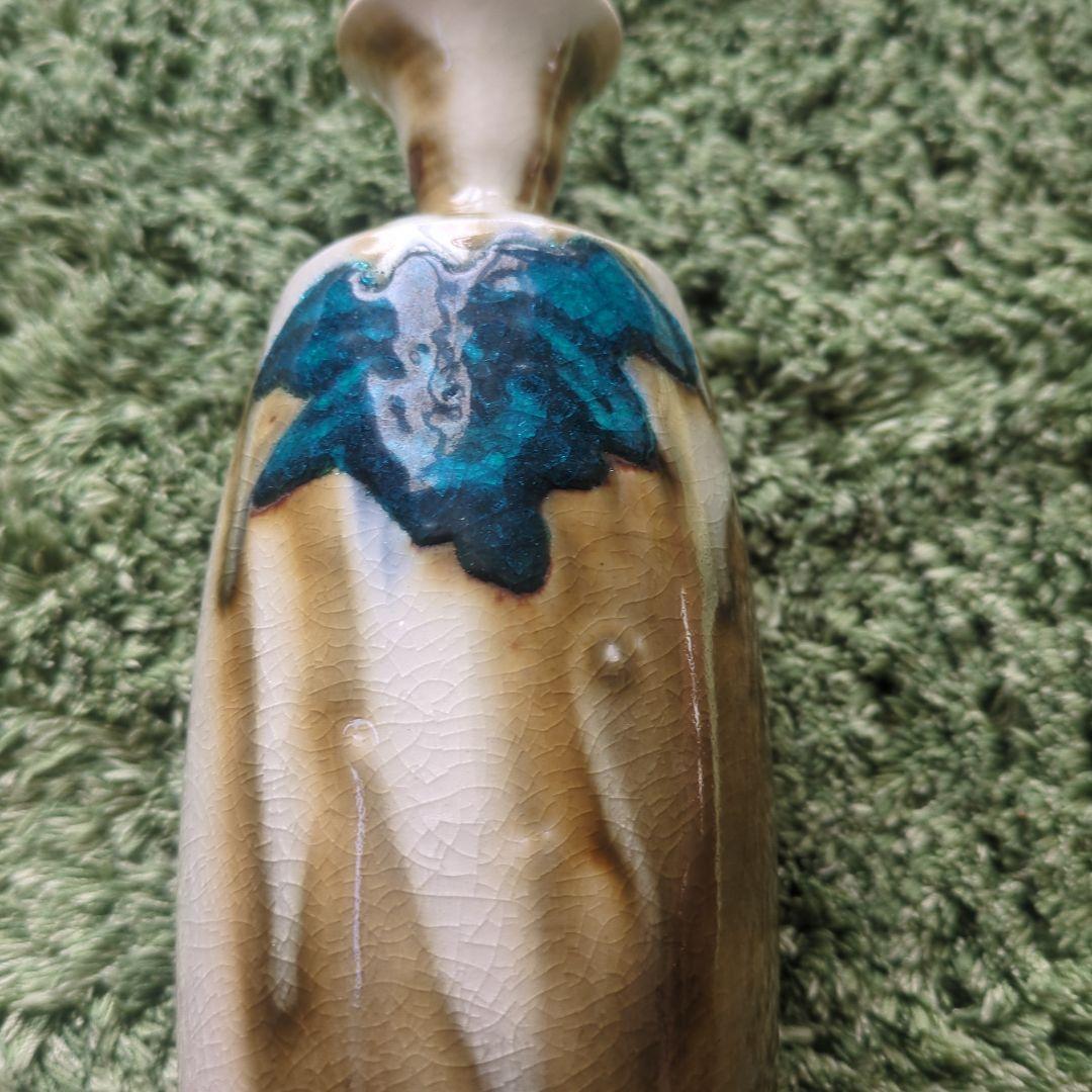 青緑色の葉模様の陶器花瓶