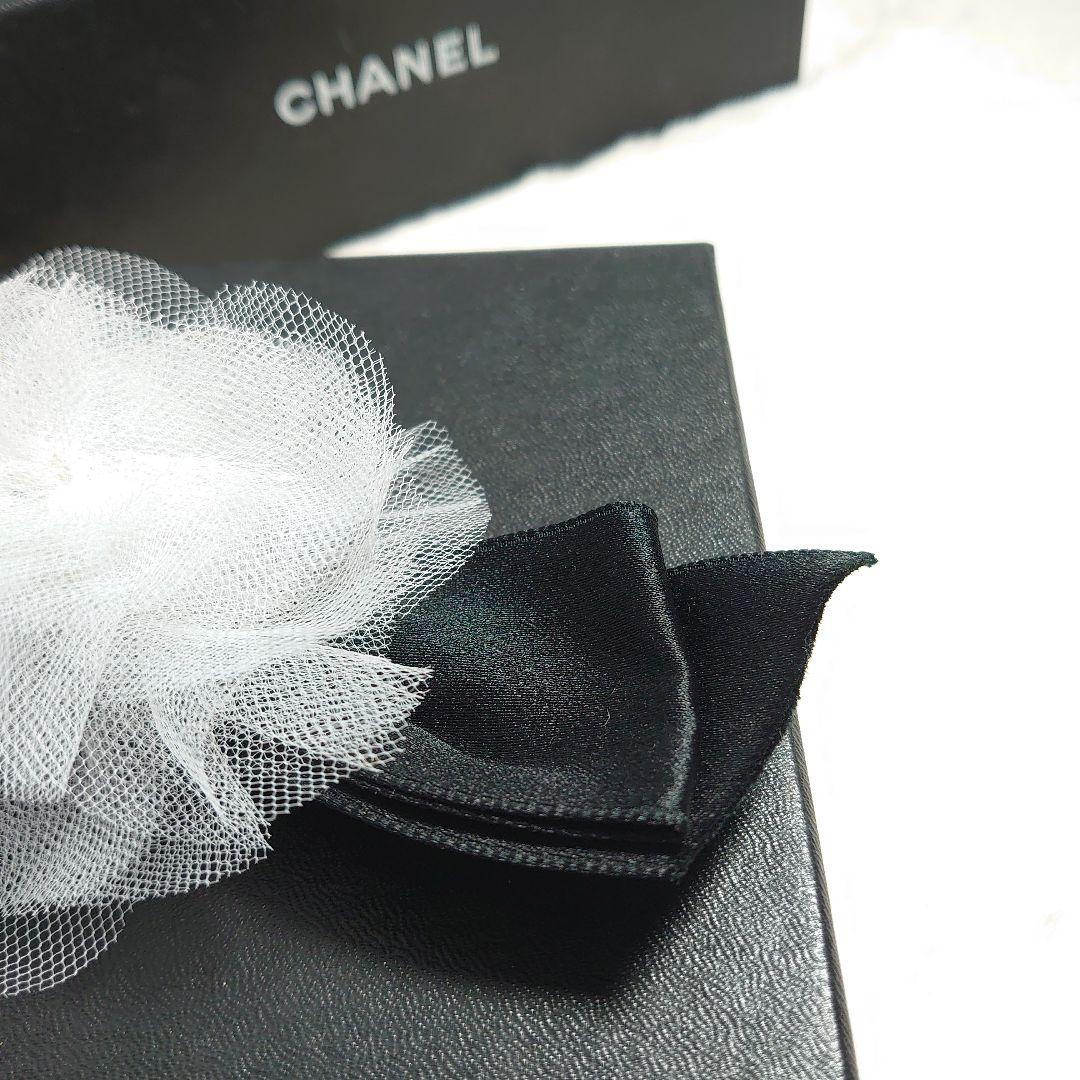 シャネル　コサージュ　リボン　ブローチ　白レース＆黒サテンリボン　メッシュ