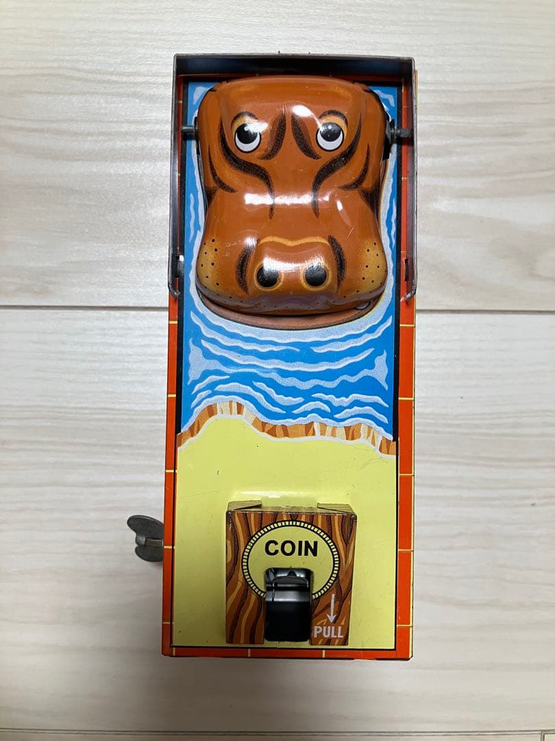 昭和レトロ　ゼンマイ式貯金箱　ブリキ製「HAPPY HIPPO BANK」カバ