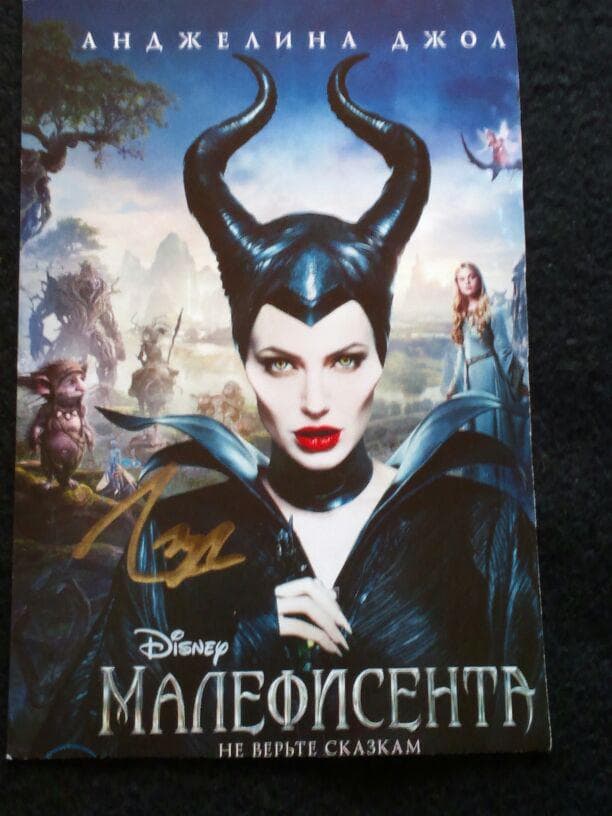 アンジェリーナ・ジョリー(Angelina Jolie)の直筆サイン入りの写真