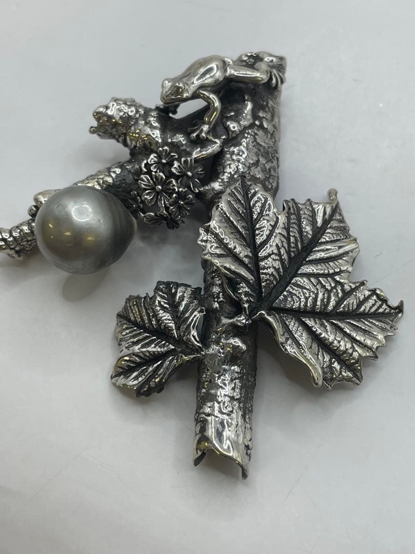 創作工房　KENZO silver 黒真珠ブローチ　カエル　 花モチーフ13mm