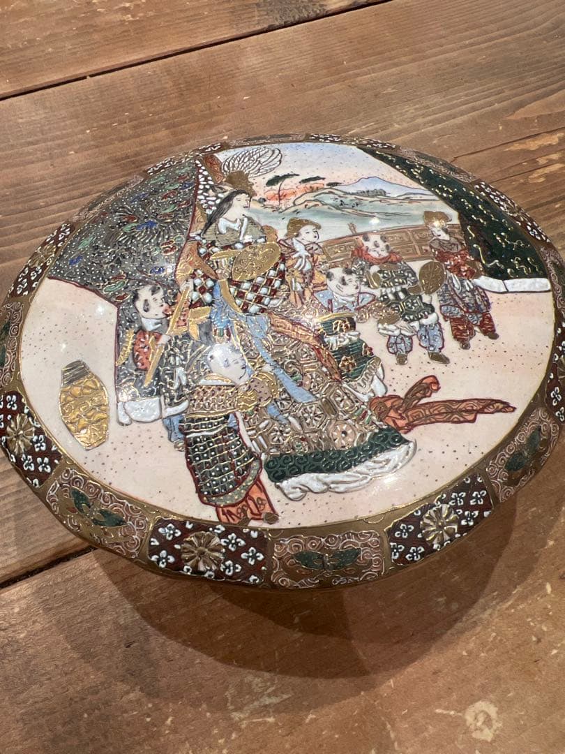 明治期 白薩摩 金襴手 人物文 蓋物 盛上金彩 細密画 割れなし　アンティーク品