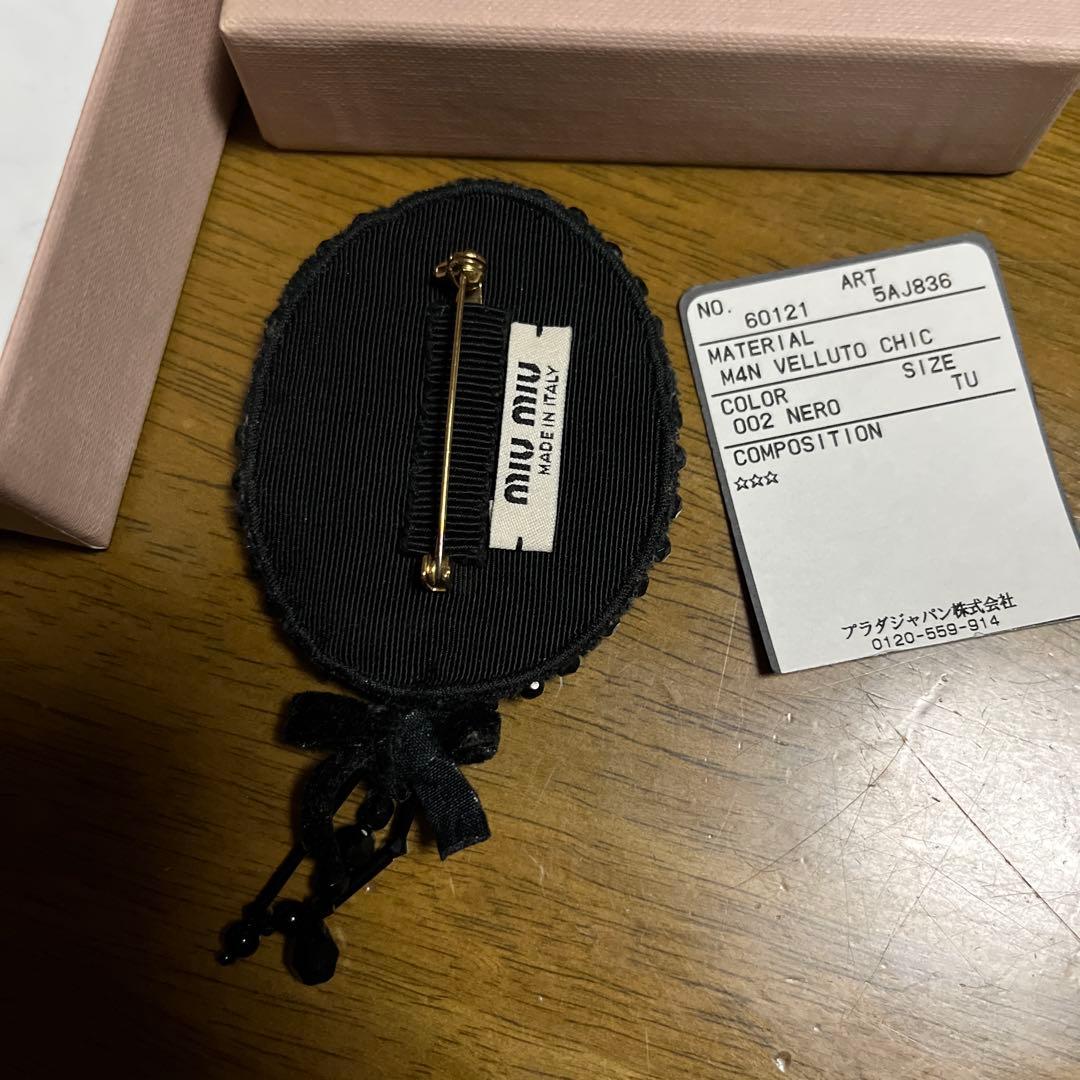miu miu ベルベットブローチ 黒 リボン