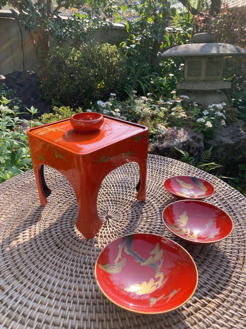 京都の美しいヴィンテージ品　昭和8年　漆器セット 鶴　盃　金箔装飾　正月　大晦日