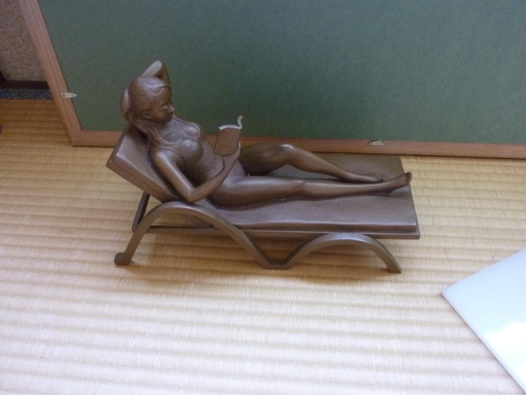レトロ！ 銅炎 リクライニングチェアーで、寛ぐ女性像