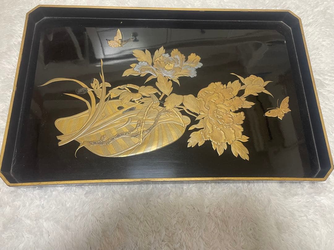 輪島塗り　漆器 膳 金色の花と蝶のデザイン　金蒔絵