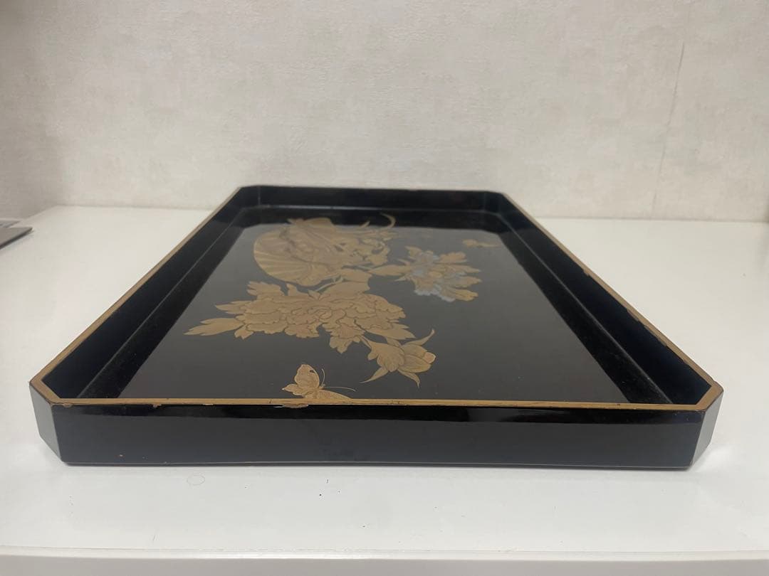 輪島塗り　漆器 膳 金色の花と蝶のデザイン　金蒔絵