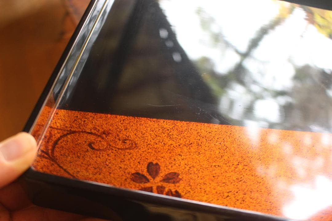 優美な梨地塗に風情ある流水桜文の映える隅切り四方折敷（検輪島塗蒔絵膳お膳お盆