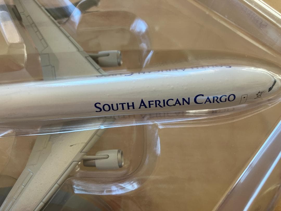 貨物機模型　南アフリカ航空　MD-11　1/400　　け