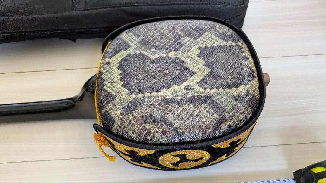 三線本体 ヘビ革模様 ケース付き