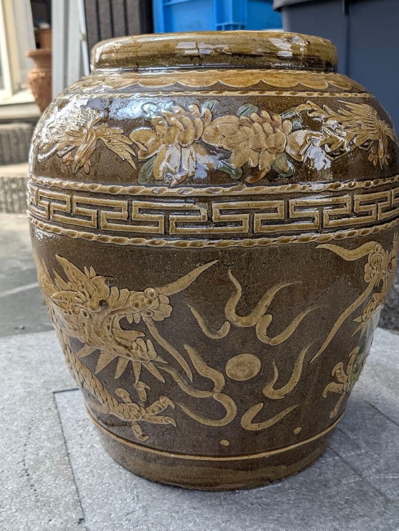 装飾的な彫刻の陶器の壺 約28cm