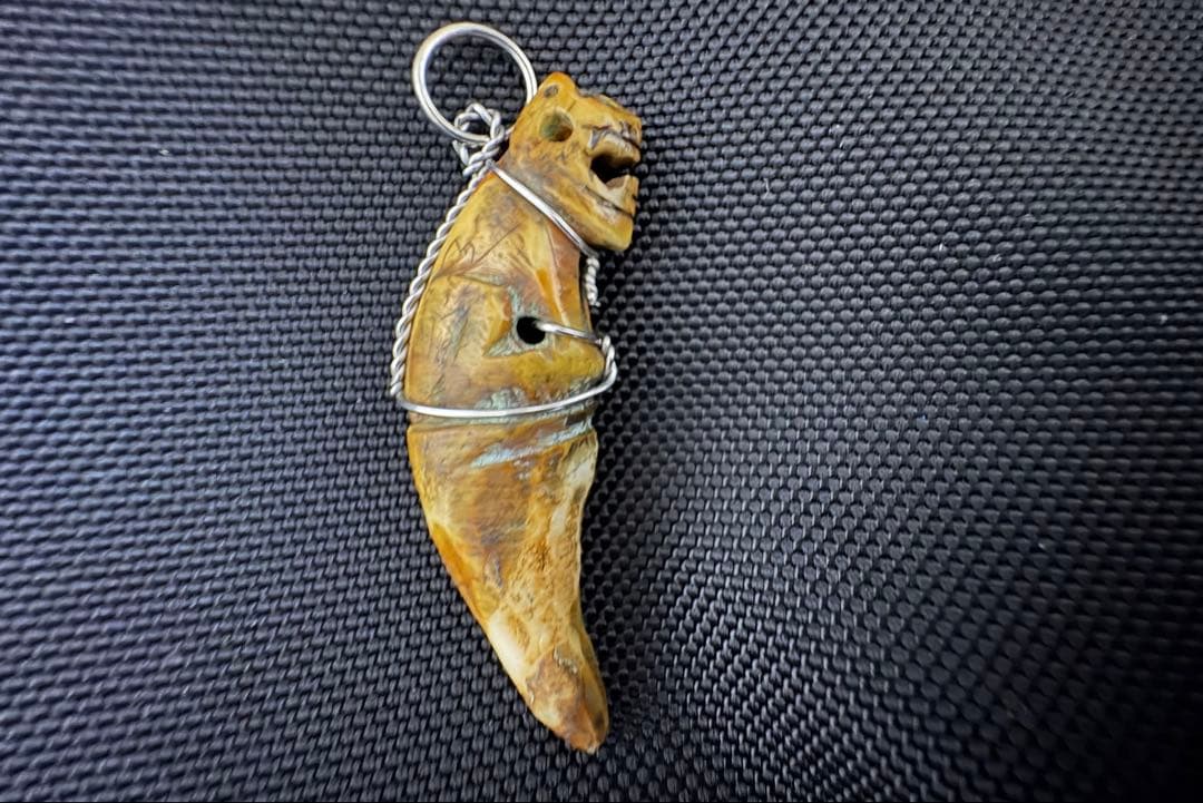 タイ　牙のお守り　ペンダント