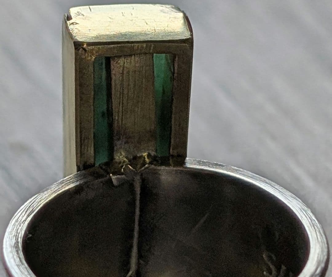 ハンドメイドの糸魚川翡翠リング　インディアンジュエリー風