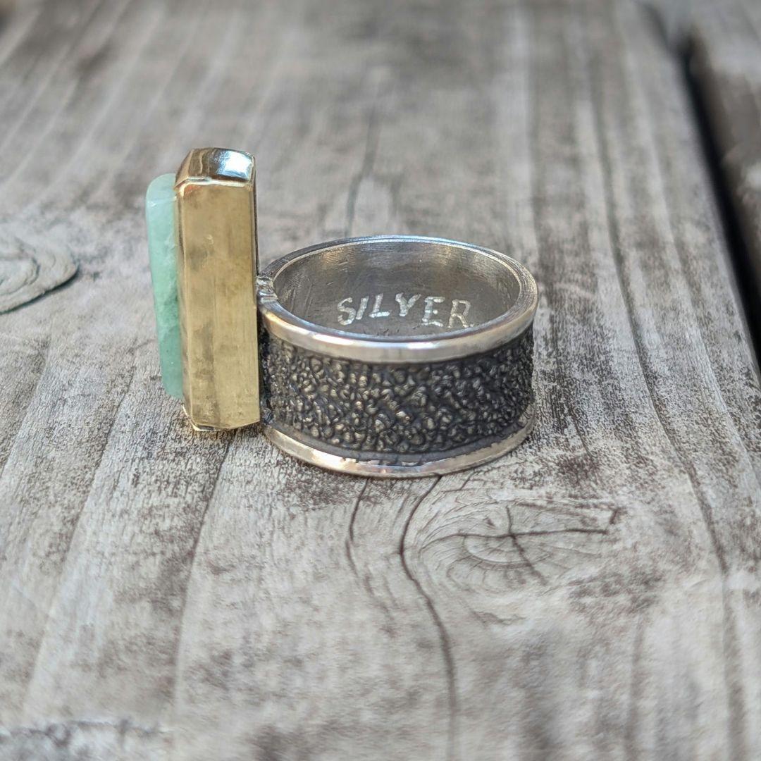 ハンドメイドの糸魚川翡翠リング　インディアンジュエリー風