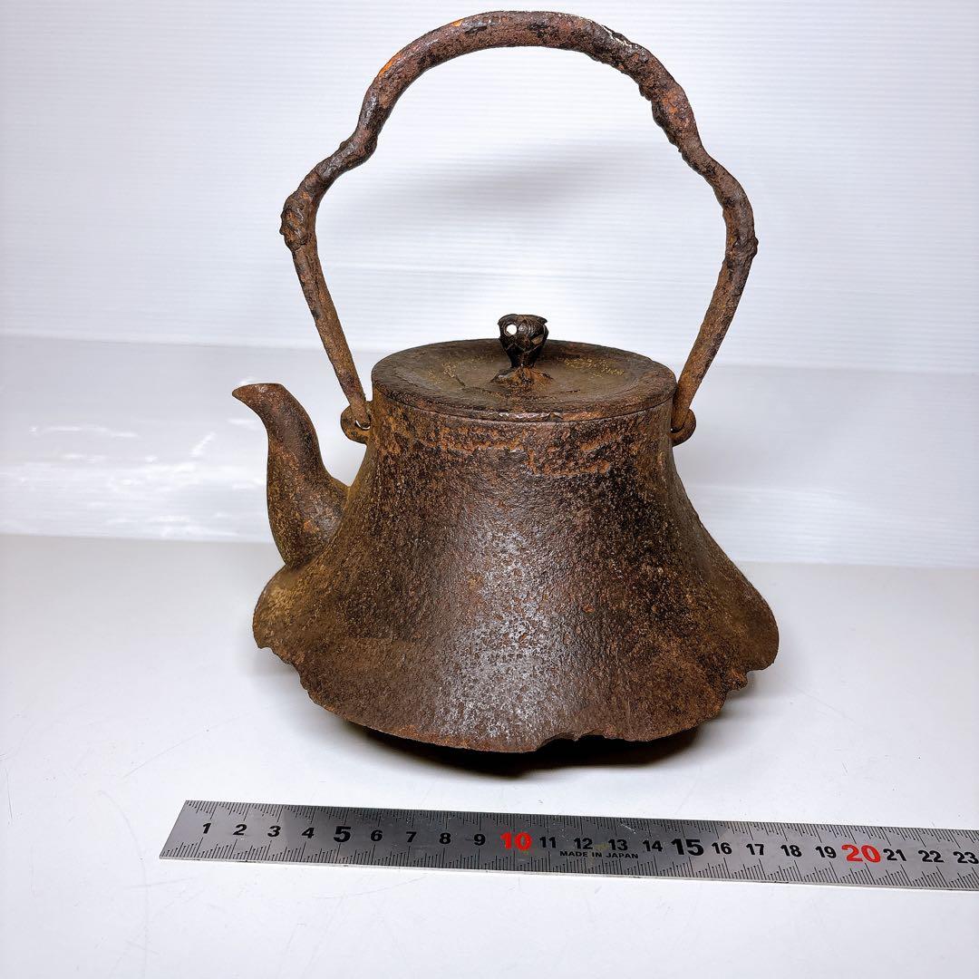 骨董品 南部有坂造　富士形鉄瓶 花草絵図 南部鉄瓶 南部鉄器 在銘 名匠