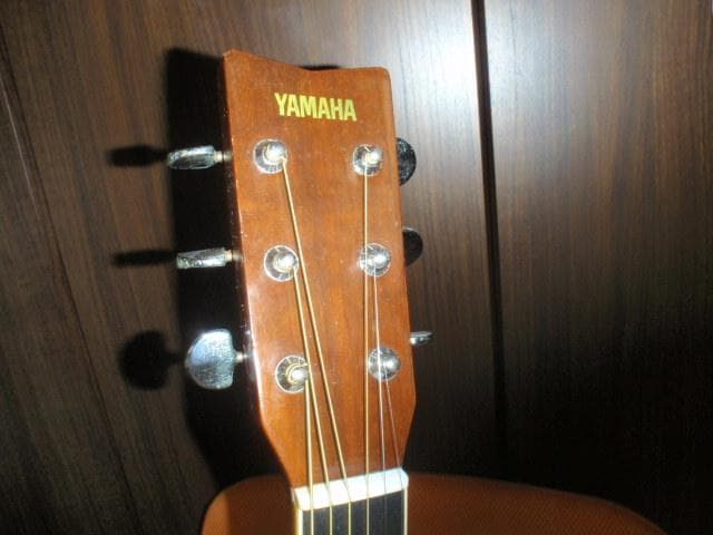 YAMAHA ＦＧ-200Ｄ　檄鳴り　外観のラッカー塗装の劣化による模様あり