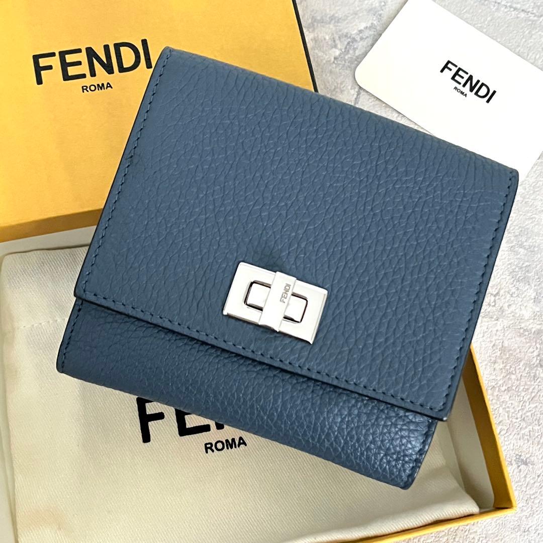 未使用級✨ FENDI ピーカブー 二つ折り財布 セレリア ブルーグレー レザー