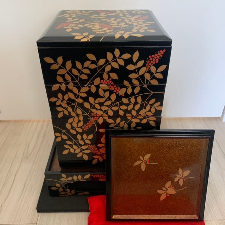 極上 南天蒔絵 呂色内梨子地 小重 台座付 四段重 木製漆器 重箱 お重