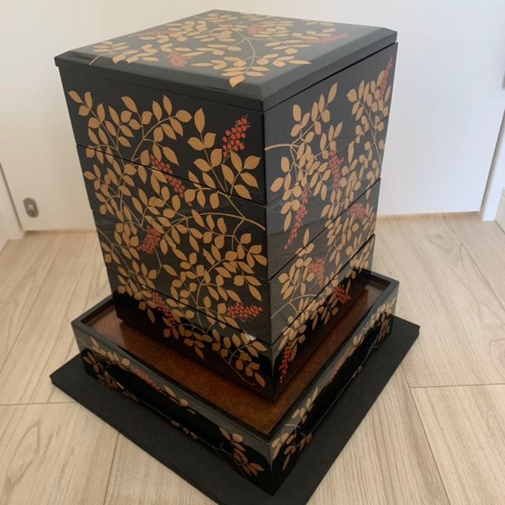 極上 南天蒔絵 呂色内梨子地 小重 台座付 四段重 木製漆器 重箱 お重