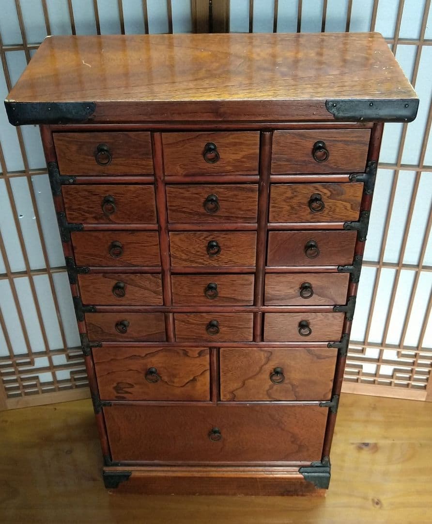 アンティーク！伝統的な和風 古木の薬箪笥 小15個・中2個・大1個の引き出し付き