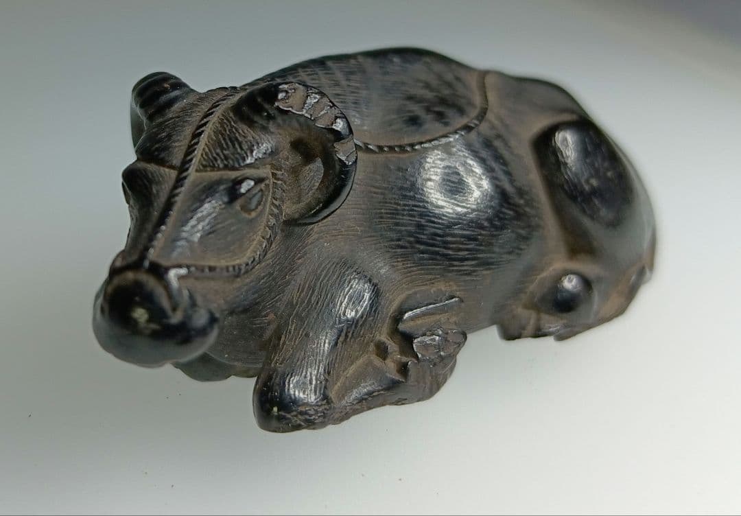 一虎 在銘 根付「伏せ牛」黒檀または埋もれ木 彫 江戸時代