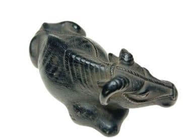 一虎 在銘 根付「伏せ牛」黒檀または埋もれ木 彫 江戸時代