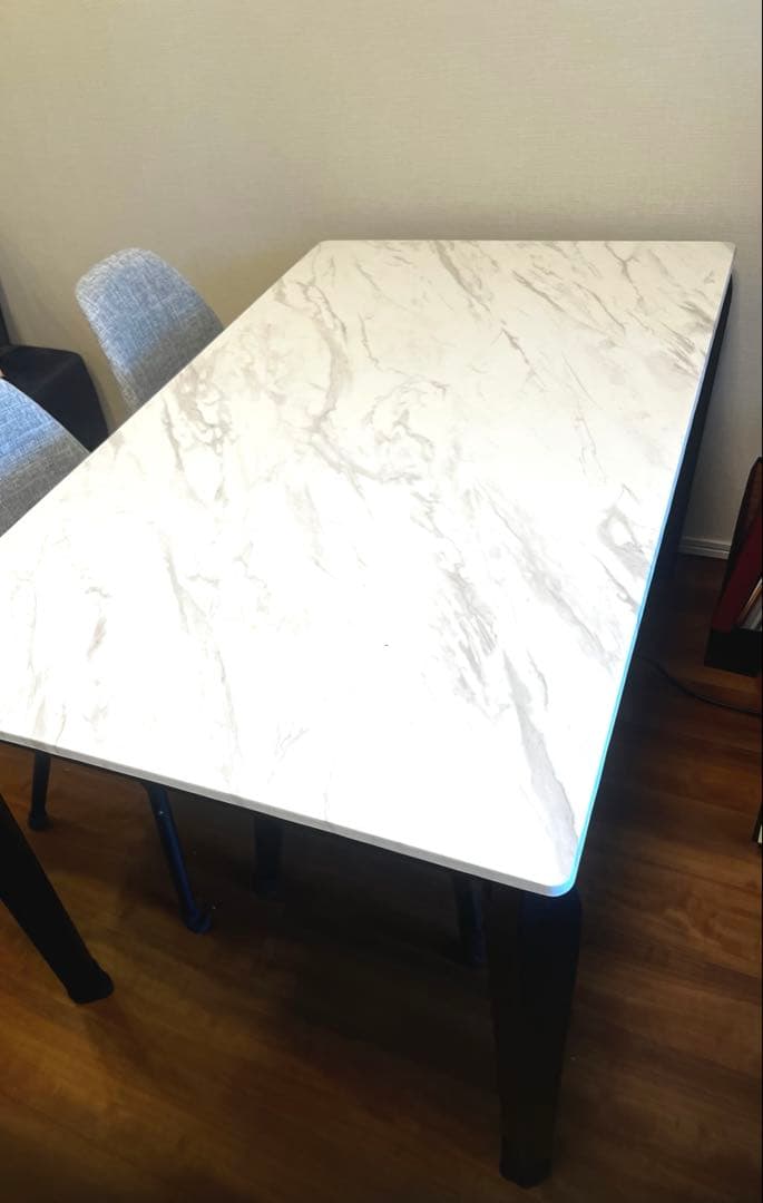 値下げ。1月19日まで。メラミン素材のダイニングテーブル　状態は良好！