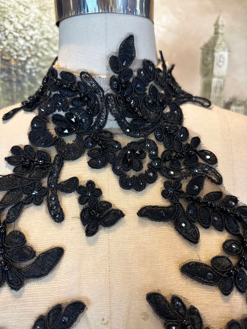 黒のハイネック刺繍ロングドレス