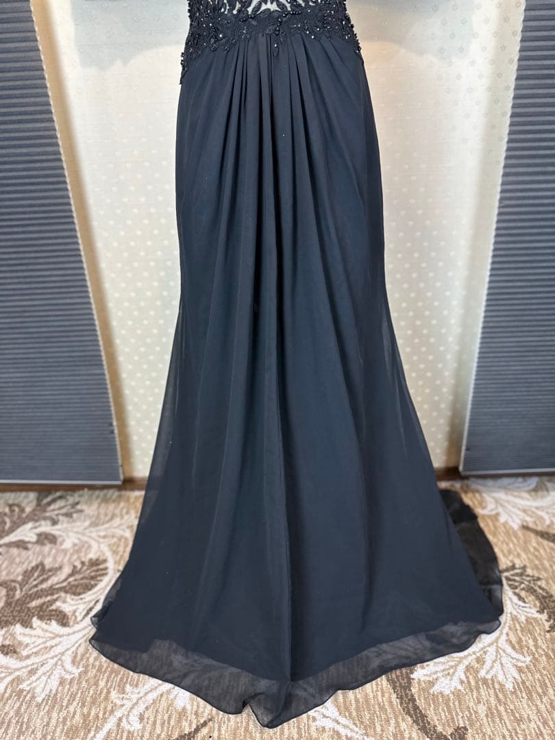 黒のハイネック刺繍ロングドレス