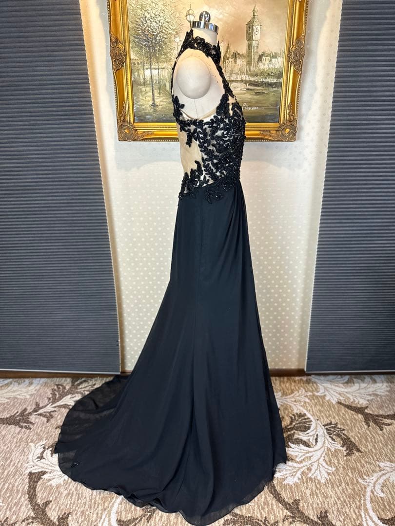 黒のハイネック刺繍ロングドレス