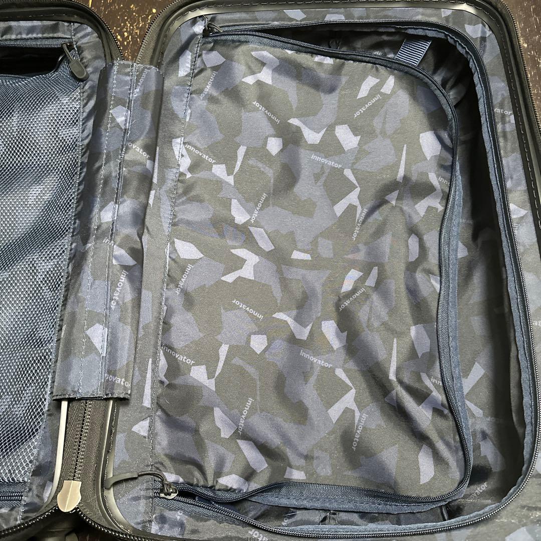 「innovator」黒TSAロック 中型キャリーケース