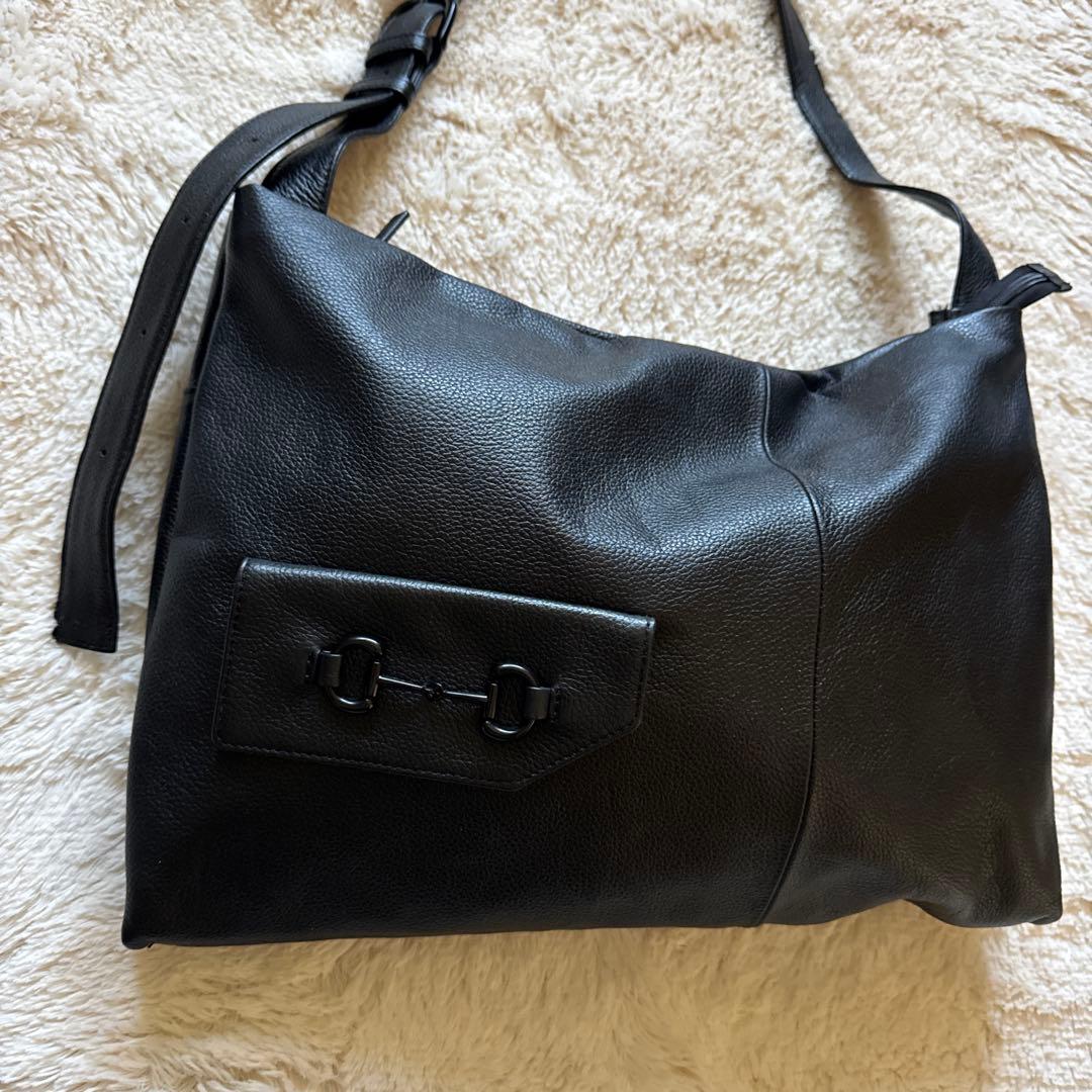 ear PAPILLONNERレザーショルダーバッグ ブラックフラップポケット付