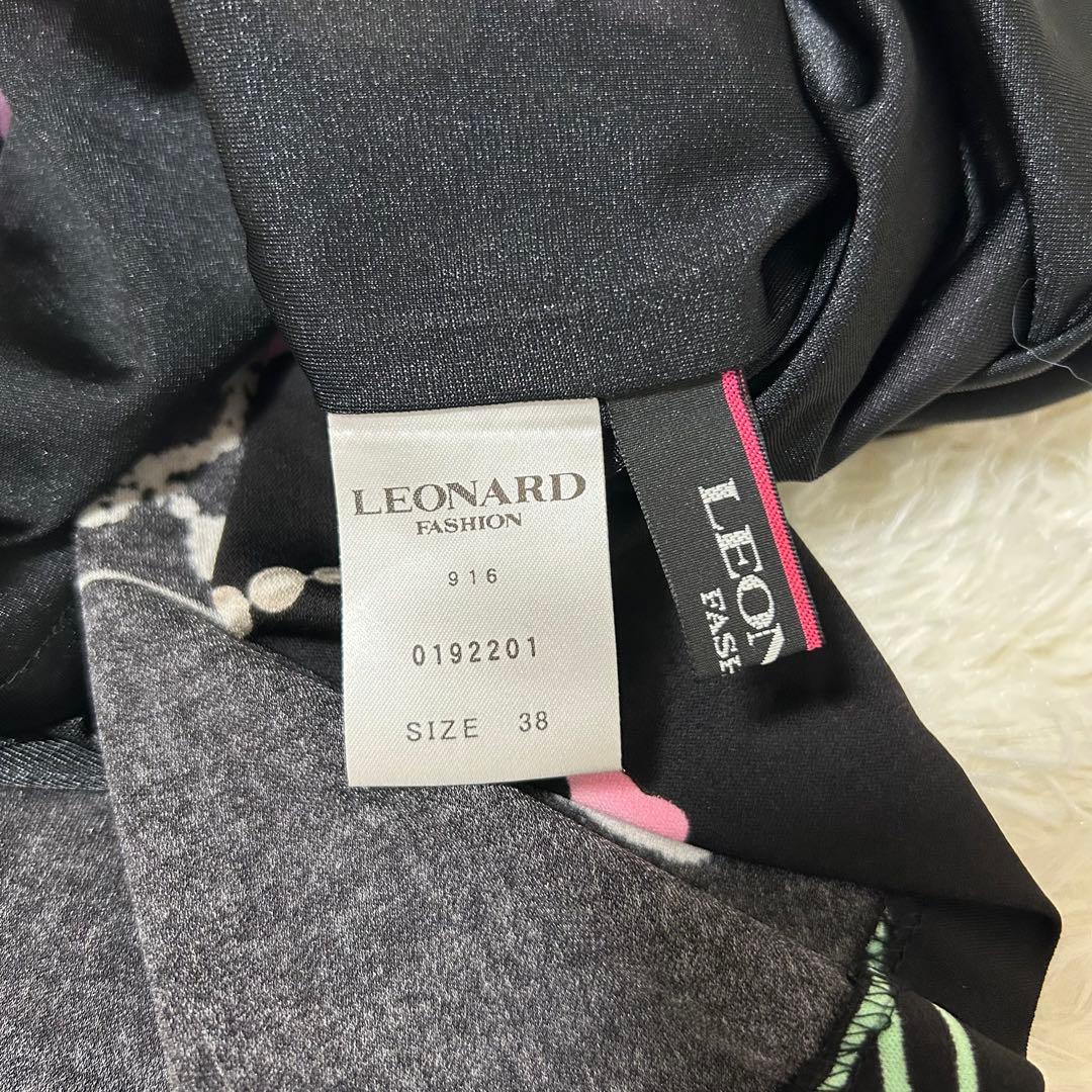 極美品【レオナール】ひざ丈スカート M フレア カンカン素材 近年モデル 花柄