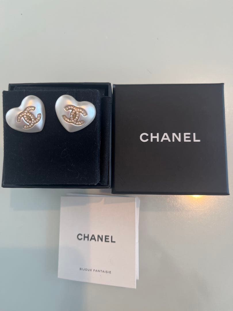 限定完売品CHANEL シャネルハートピアス　ココマーク　ホワイトゴールド美品