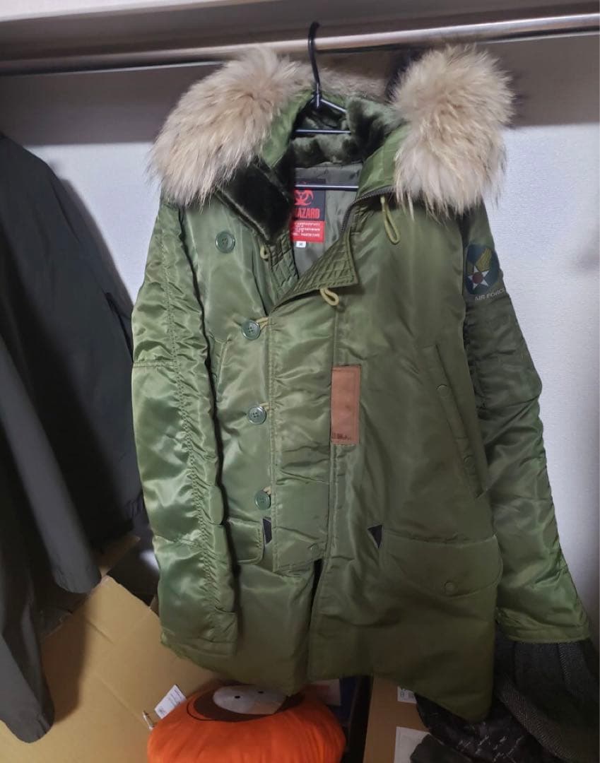 バイオハザードのオリーブグリーンジャケット、Mサイズ、フェイクファーフード付き。