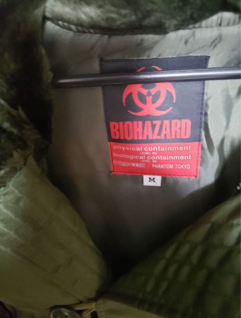 バイオハザードのオリーブグリーンジャケット、Mサイズ、フェイクファーフード付き。
