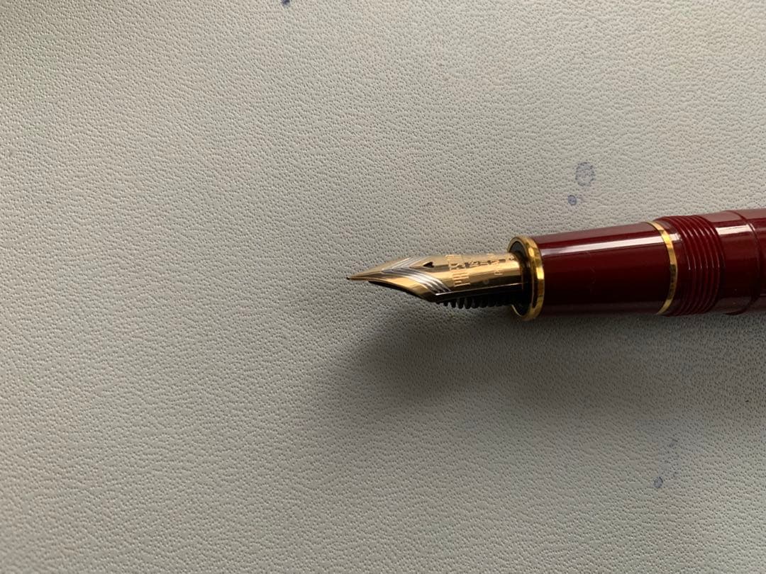 セーラー万年筆の赤い万年筆 金メッキペン先
