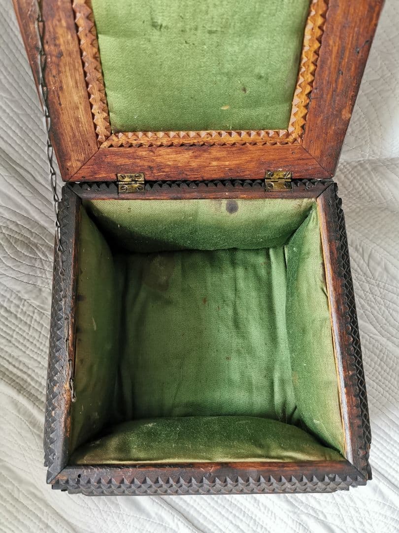 アンティーク 木製彫刻装飾トランプアート 蓋付き裁縫ボックス 内装総グリーン布張