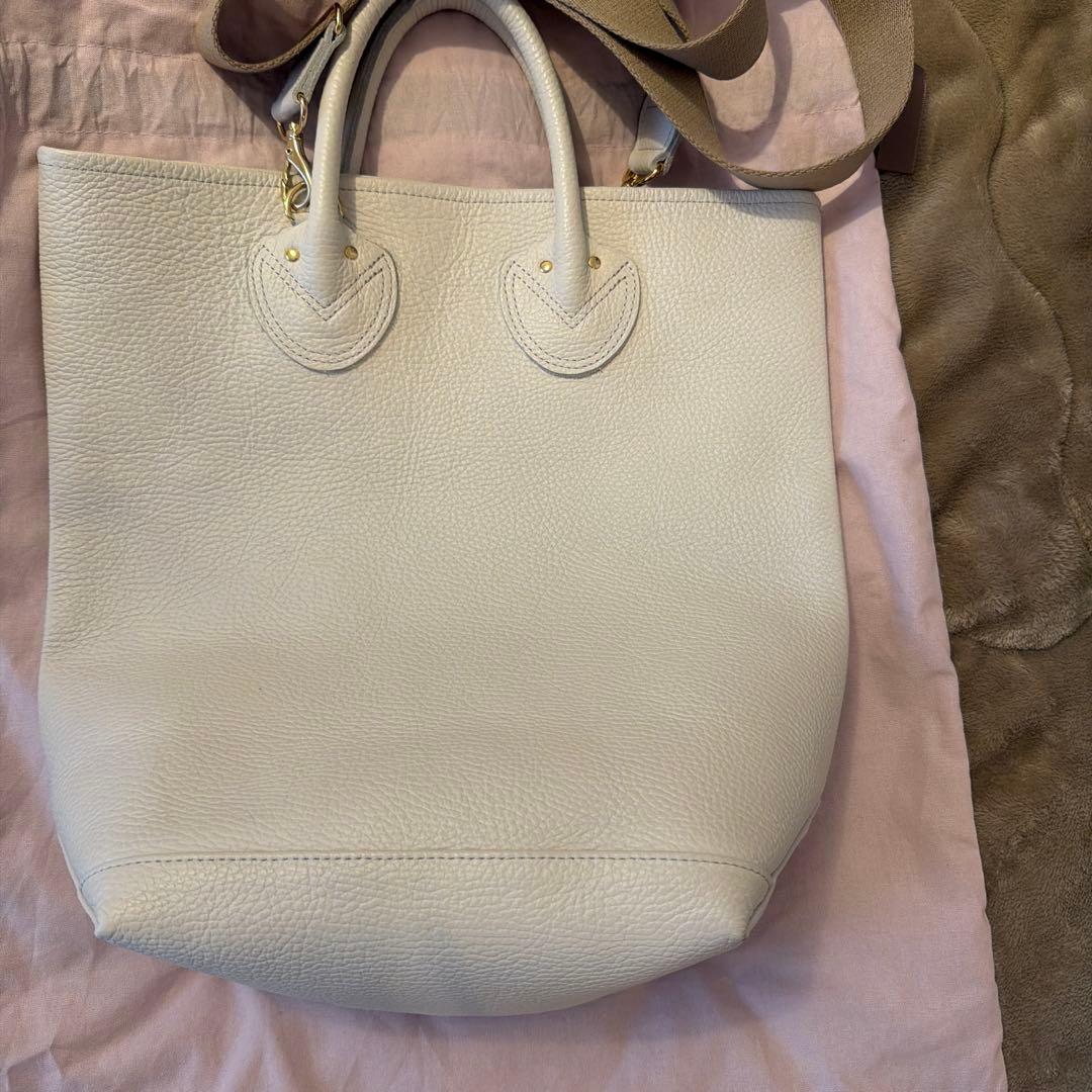 YOUNG & OLSEN エンボスレザーショルダーバッグ　ホワイト